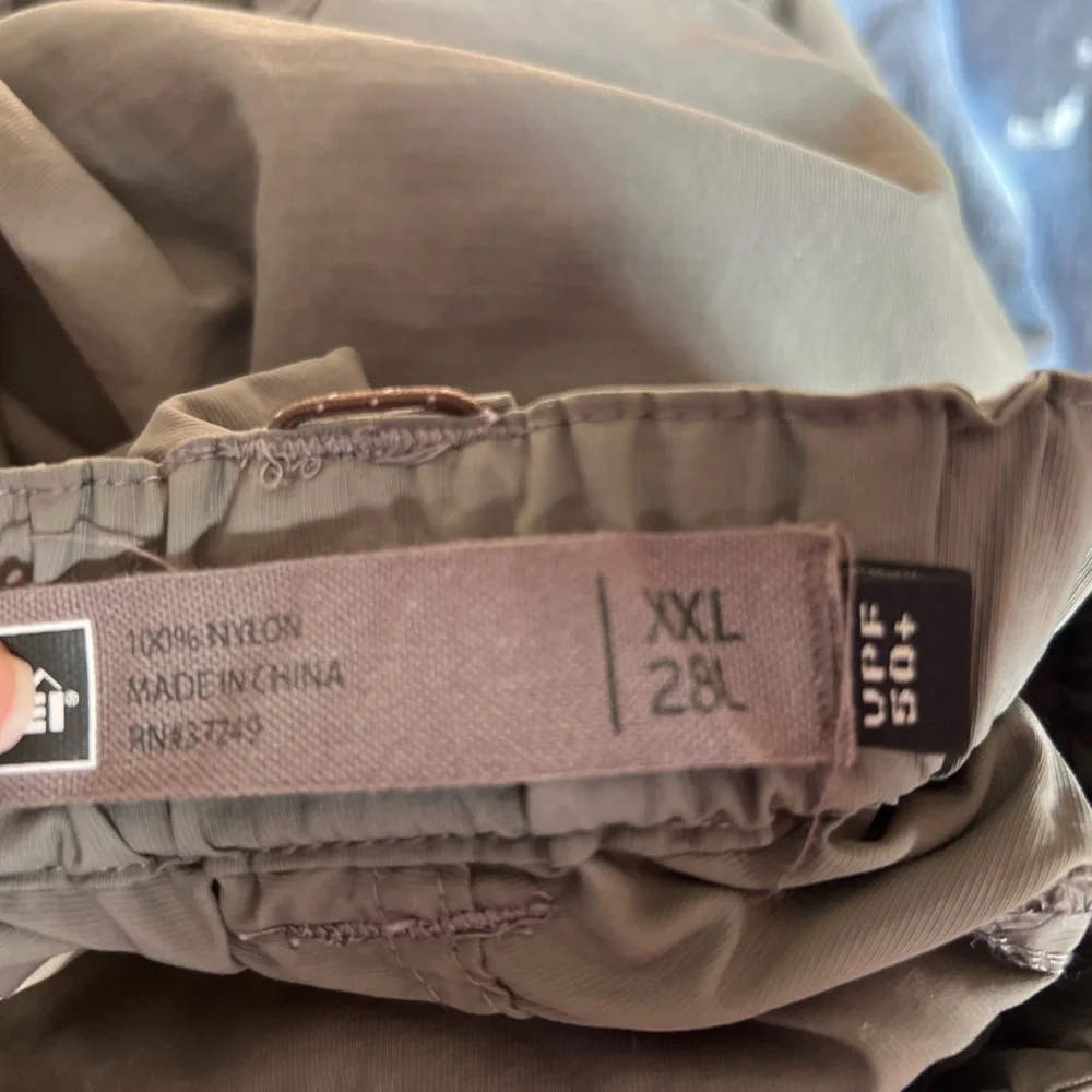 REI Convertible Cargo Men's Gray Pants UPF 50 XXL 28L with belt - Picture 10 of 10